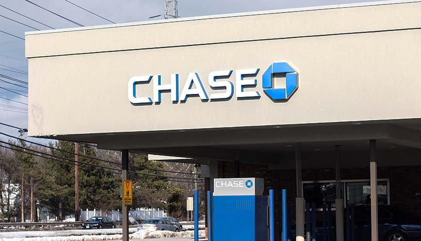 JPMorgan Chase Bank Forces Unvaccinated Employees to Work Remotely