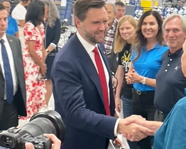 JD Vance Tours Ping Facility and Energizes Volunteers at Trump Force 47 Office in Arizona