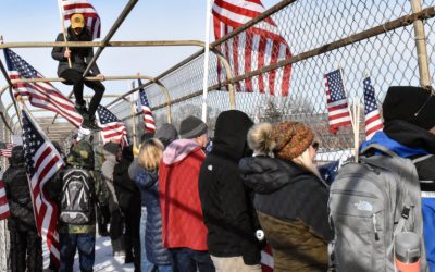 Minnesota Protesters Filled Pedestrian Bridge to Stand with Canadian Truckers