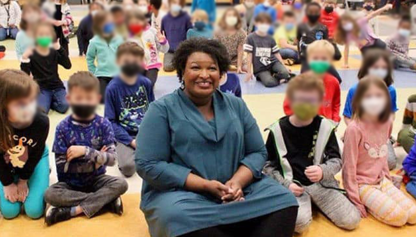 Georgia Democratic Governor Candidate Abrams Criticized for Not Wearing COVID Mask among Students