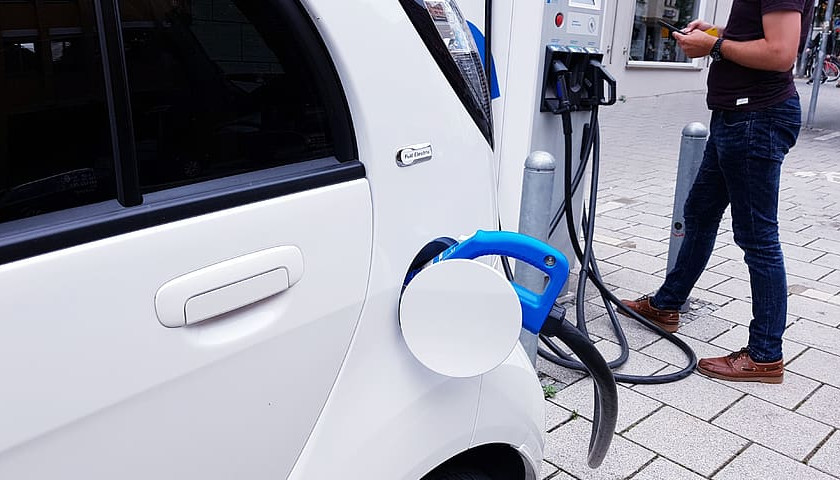 White House Plans for Zero-Emission Federal Fleet by 2035 Off to Slow Start