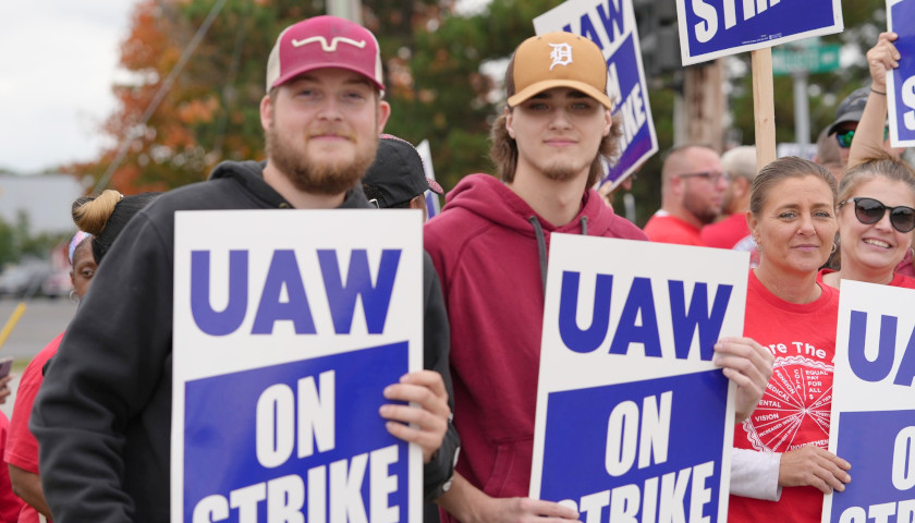 Automakers Lay Off More Workers as Strike Takes Its Toll